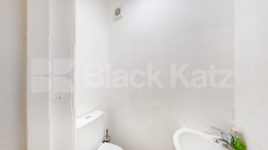 Bright & Spacious 2-Bed Flat to Rent – Minutes from Camden Town Station Camden High Street, Camden